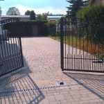 Brama dwuskrzydłowa wznosząca się do podjazdu